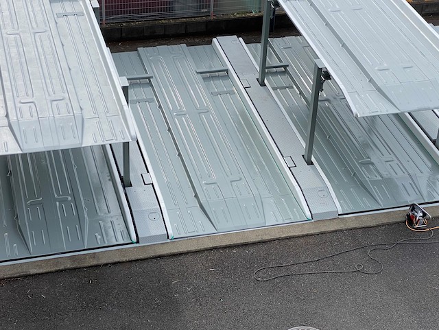 着色塗装を塗布した二段式駐車場